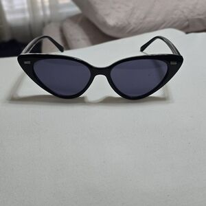 Chic Black Cat-Eye Sunglasses